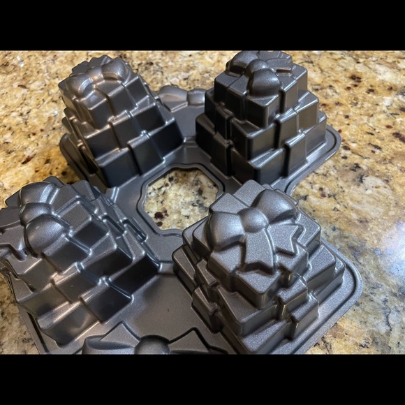 Christmas & Birthday non-stick present pan - Picture 3 of 9